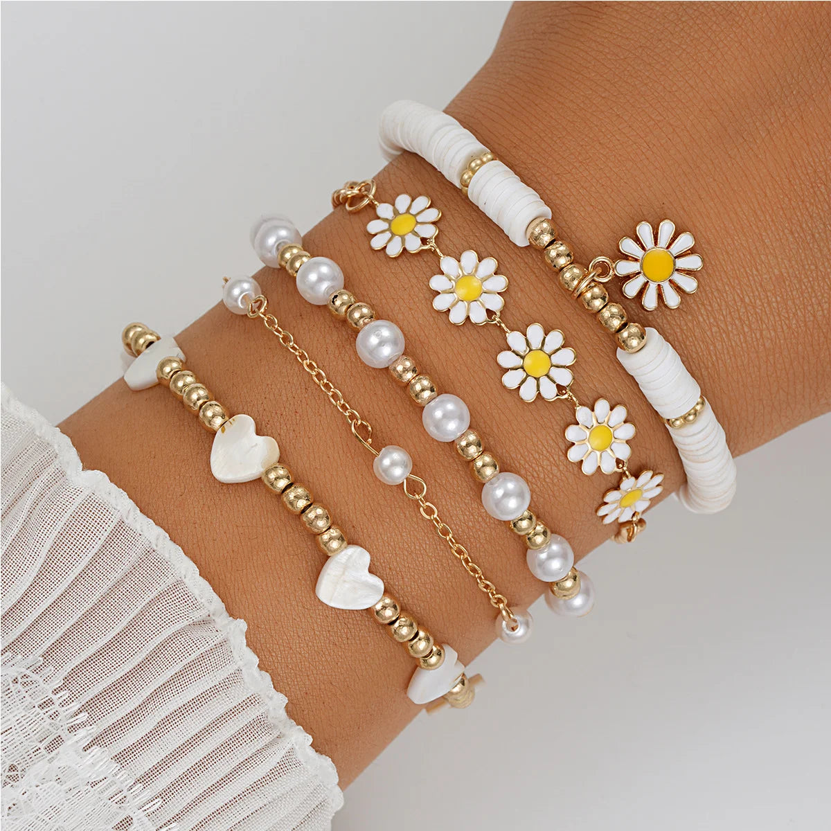Vintage armbåndsett med margueritt-blomster, perler, stjerner og hjerter
