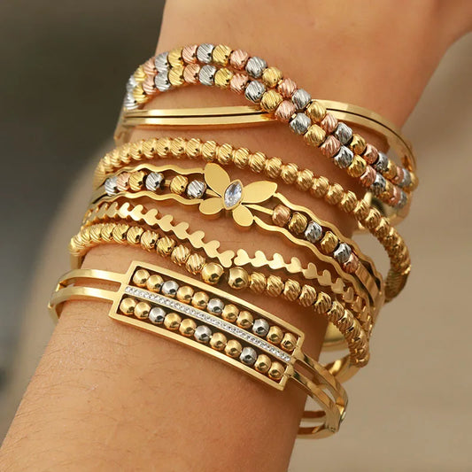 Armbånd i 316L rustfritt stål med kors, sommerfugl og blomsterdetaljer