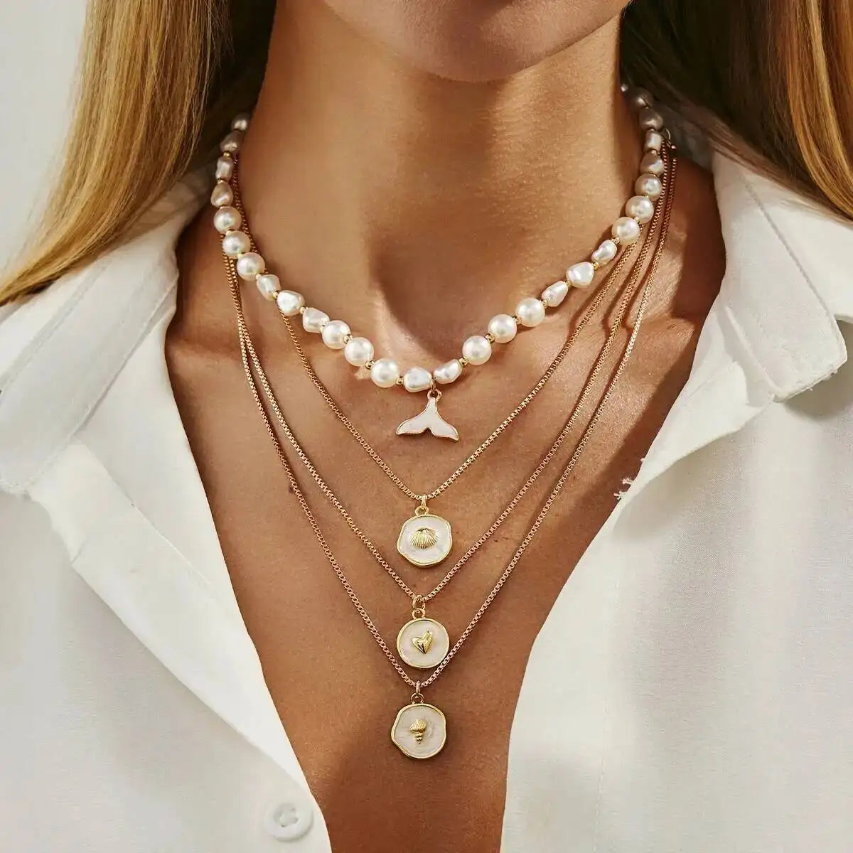 Halskjedesett med 4 perlehalskjeder og fiskehaleheng