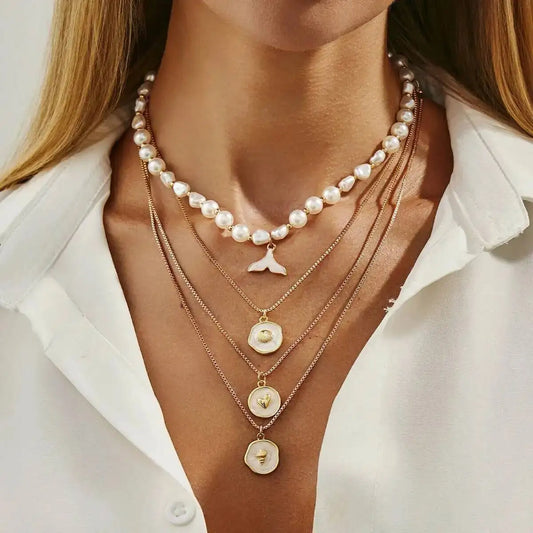 Halskjedesett med 4 perlehalskjeder og fiskehaleheng