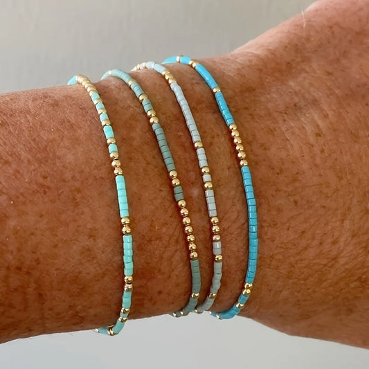 Bohemsk armbåndsett med 4 turkise perlearmbånd og gulldetaljer
